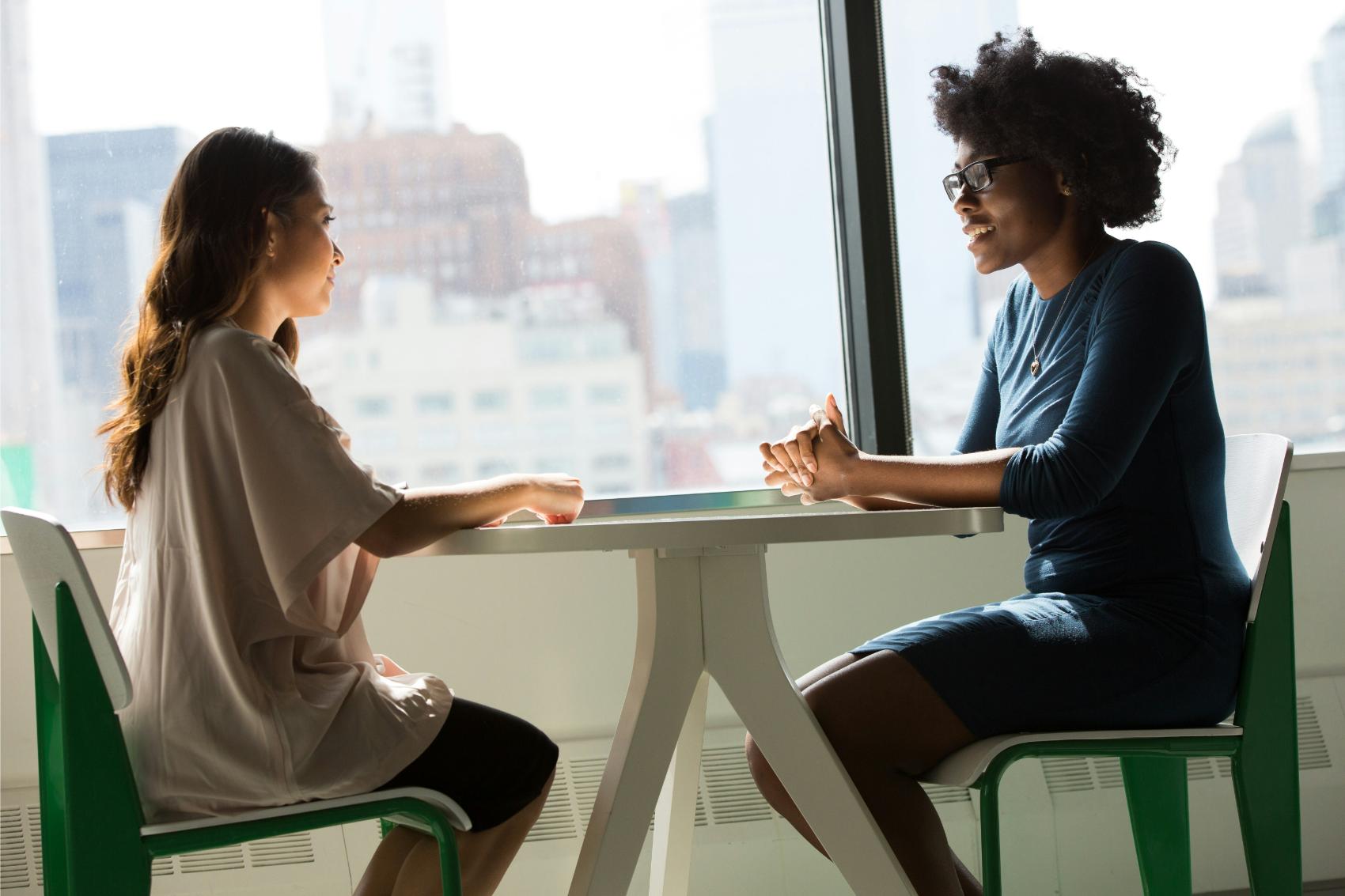 Zwei Frauen am Tisch sitzend