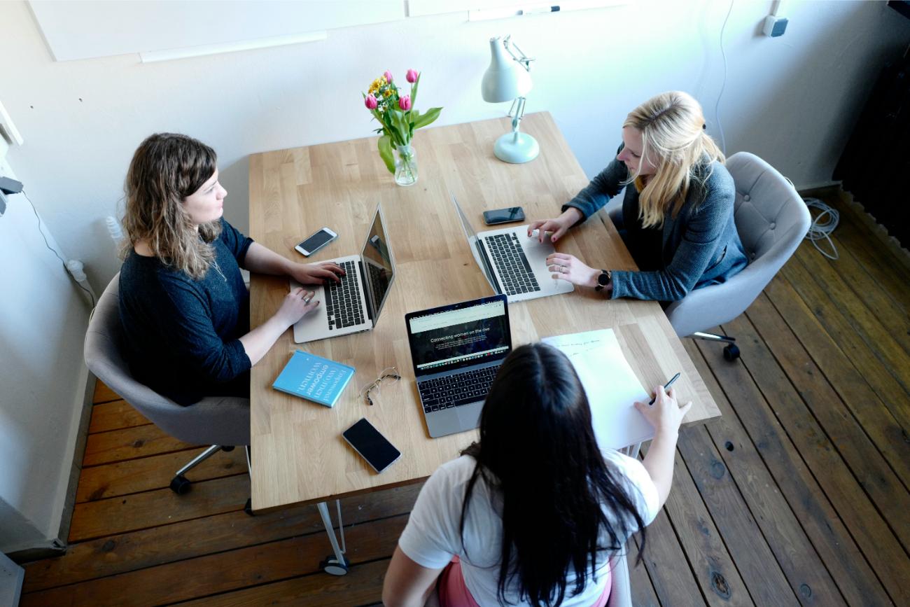 Drei Frauen am Tisch arbeiten