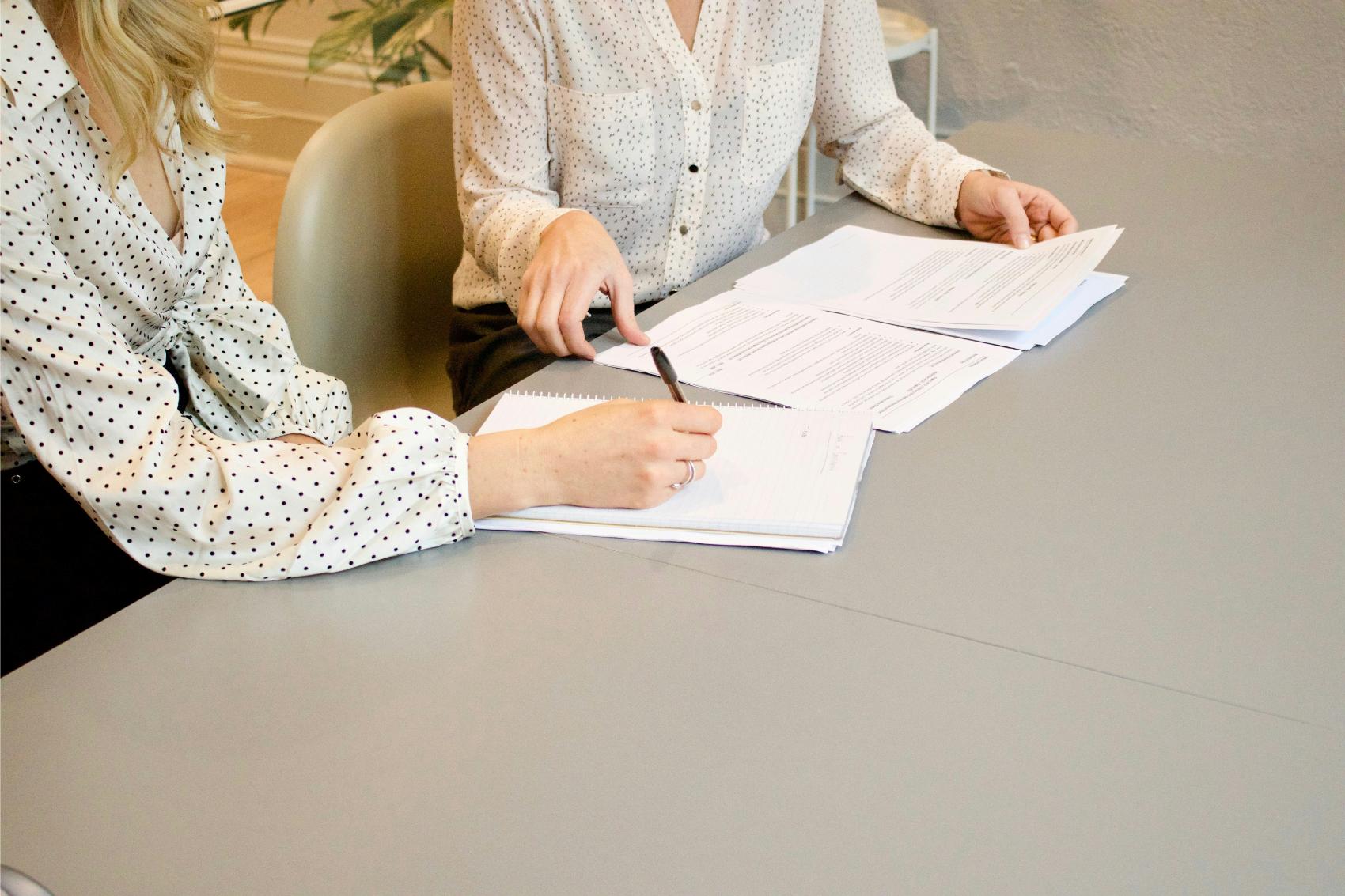 Zwei Frauen am Tisch arbeiten