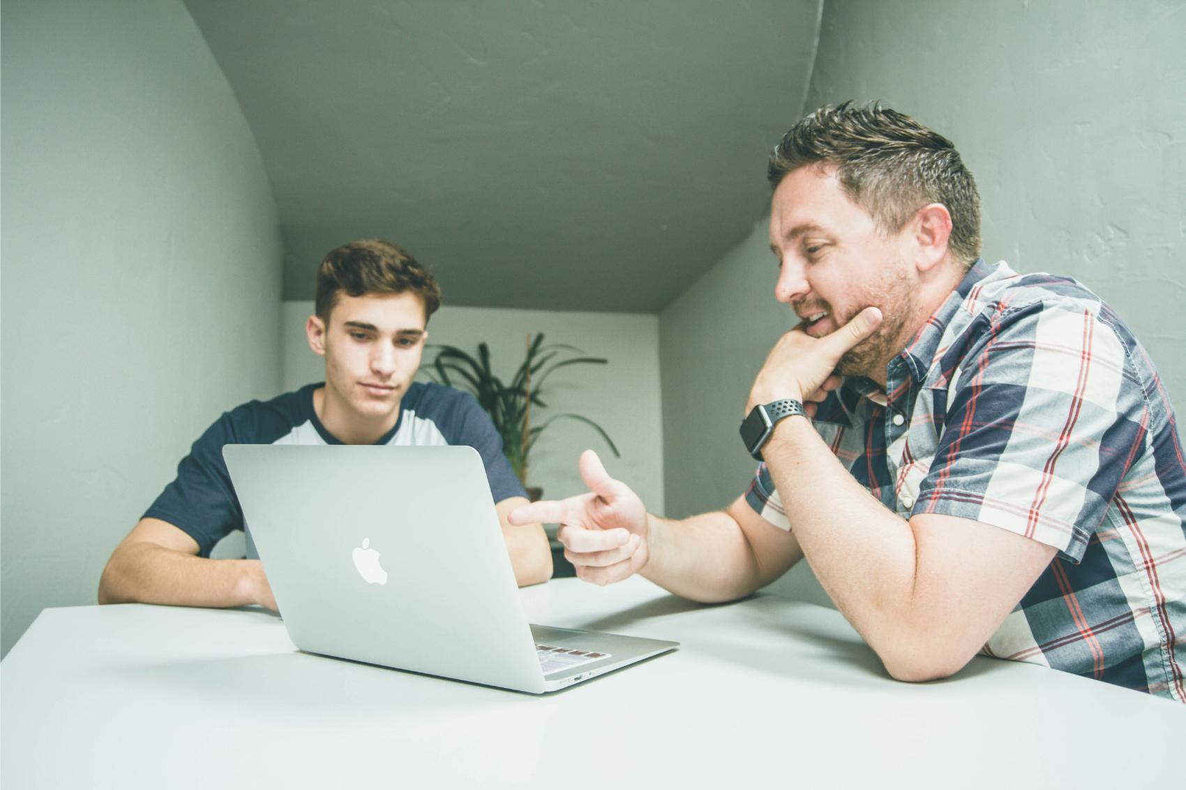 Zwei Personen am Laptopbericht