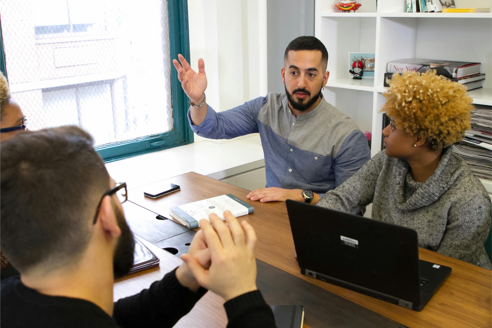 Gruppengespräch in modernem Büro